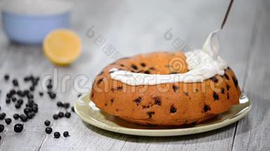 自制邦德蛋糕与糖霜和黑色浆果。